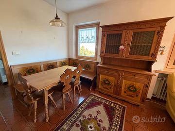 Set Mobili Tirolesi: credenza, tavolo, panca sedie