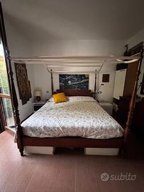Letto a baldacchino con cassettiera e specchio