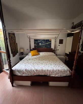 Letto a baldacchino con cassettiera e specchio