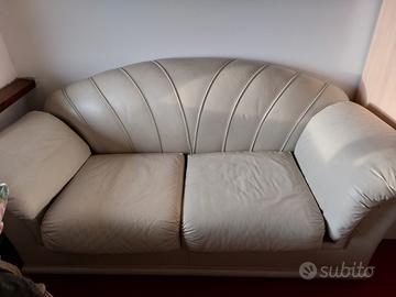 divano in pelle bianco