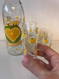 Bottiglia e bicchierini