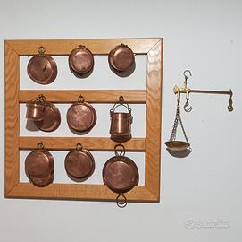 bacheca con pentole in rame come da foto