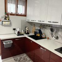 Cucina usata Mondo Convenienza con cappa rosso