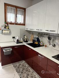 Cucina usata Mondo Convenienza con cappa rosso