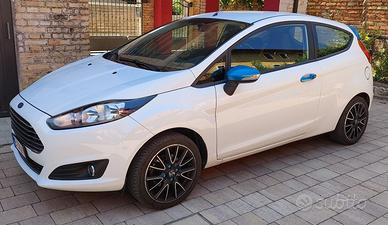 Ford Fiesta MK7.5 tre porte bianca 2014