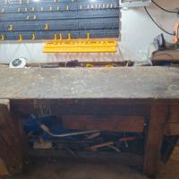 Tavolo da falegname con morsa