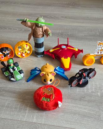 Lotto personaggi gadget Yoda Mario Sonic e altri
