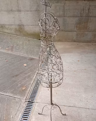 Manichino decorativo donna in ferro battuto  