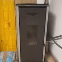 Caldaia a pellet ventilata usata poco.