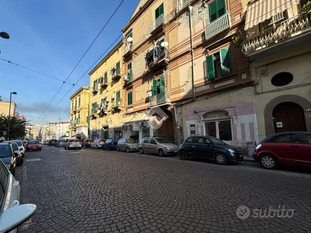 4 LOCALI A NAPOLI