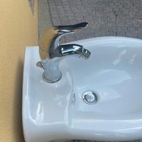 Bidet in ceramica con rubinetteria