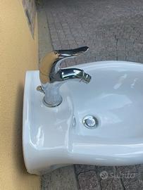 Bidet in ceramica con rubinetteria
