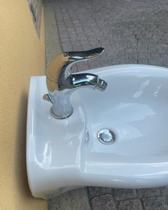 Bidet in ceramica con rubinetteria