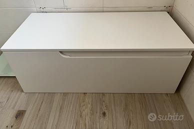 Mobile bianco sospeso