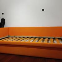Letto singolo con  secondo letto estraibile.
