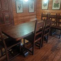 Tavolo in legno con sei sedie 