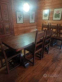 Tavolo in legno con sei sedie 