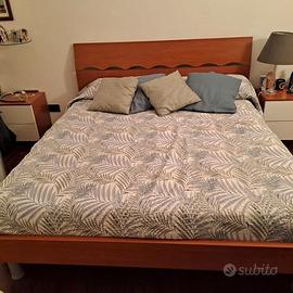 Letto matrimoniale color ciliegio