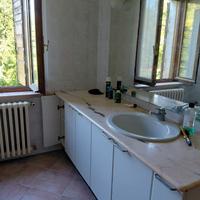 Mobili bagno con piano in marmo.