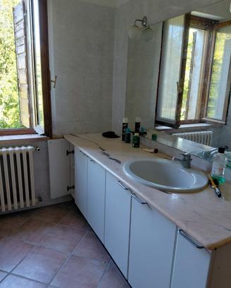 Mobili bagno con piano in marmo.