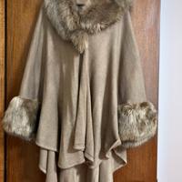 Elegante mantella con pelliccia sintetica