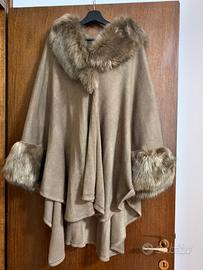 Elegante mantella con pelliccia sintetica