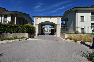 VILLA A SCHIERA A CASTIGLIONE DELLE STIVIERE