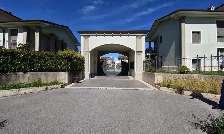 VILLA A SCHIERA A CASTIGLIONE DELLE STIVIERE