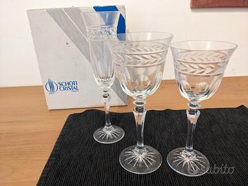 Bicchieri di cristallo, brocca e bottiglia