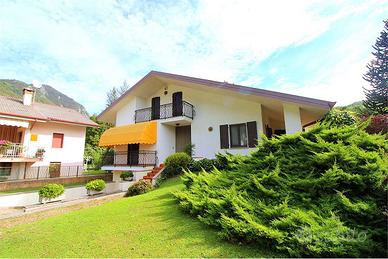 TARCENTO - VILLA INDIPENDENTE A ZOMEAIS