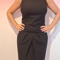 Vestito nero corto con tasche