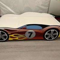 Lettino per bambini a forma di auto
