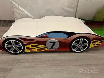 Lettino per bambini a forma di auto
