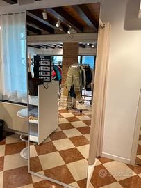 Camerino negozio abbigliamento