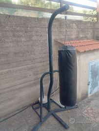 Sacco boxe con struttura e pesi
