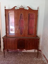 Vetrina con fodera rossa interna in stile Liberty 