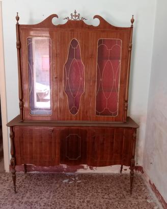 Vetrina con fodera rossa interna in stile Liberty 
