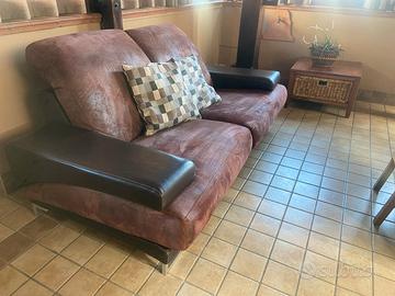 coppia divano più tavolino di legno. 