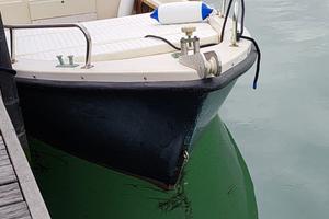 Barca a motore nuovo in rodaggio  a Venezia 