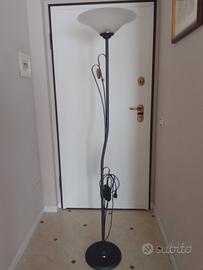 Lampada da terra in ferro battuto