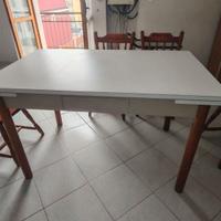 Tavolo cucina estensibile con cassetto