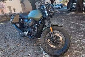Moto Guzzi V7 Stone verde camo + borse laterali 