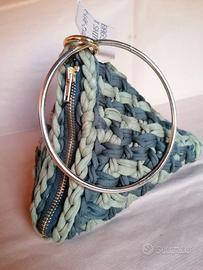 Borsa a triangolo all'uncinetto