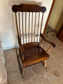 Sedia a dondolo in legno tinto noce