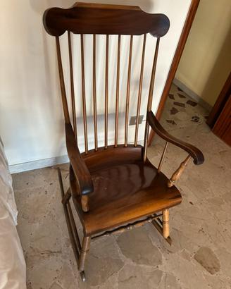 Sedia a dondolo in legno tinto noce