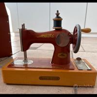 Macchina da cucire giocattolo Vintage.