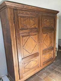 Armadio valdostano antico in legno massello