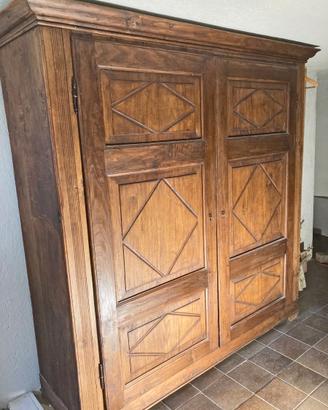 Armadio valdostano antico in legno massello