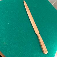 Tagliacarte vintage in legno intagliato a mano.