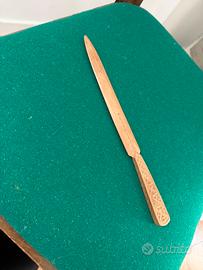 Tagliacarte vintage in legno intagliato a mano.